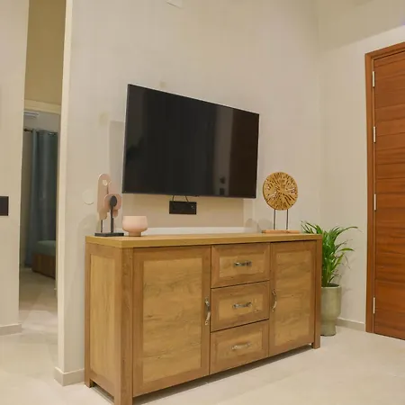 Modern Flat 2 Minutes From The Sea 1 Apartment